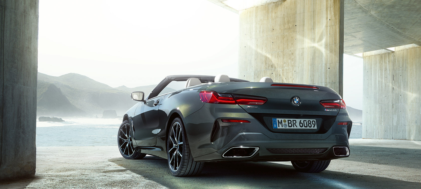 BMW M850i xDrive Dravit Grey metallic, vista a tre quarti dalla parte posteriore sinistra. G14 BMW M850i xDrive Dravit Grey metallic, vista a tre quarti dalla parte posteriore sinistra G14