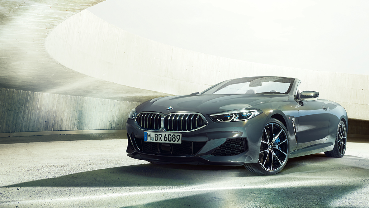 BMW M850i xDrive Dravit Grey metallic, vista a tre quarti dalla parte frontale destra. G14 BMW M850i xDrive Dravit Grey metallic, vista a tre quarti dalla parte frontale destra. G14