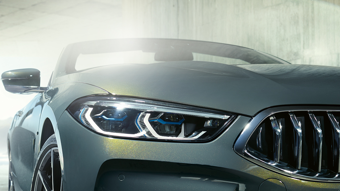 BMW M850i xDrive Dravit Grey metallic, anteriore con BMW Laser Light a sinistra. G14 BMW M850i xDrive Dravit Grey metallic, anteriore con BMW Laser Light a sinistra. G14