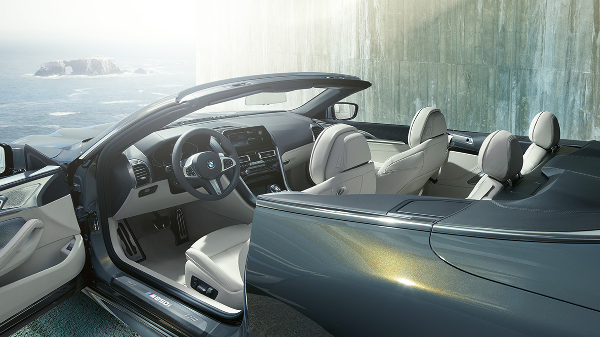 BMW M850i xDrive Dravit Grey metallic, interni, capote in tessuto e portiera aperta. G14 BMW M850i xDrive Dravit Grey metallic, interni, capote in tessuto e portiera aperta. G14