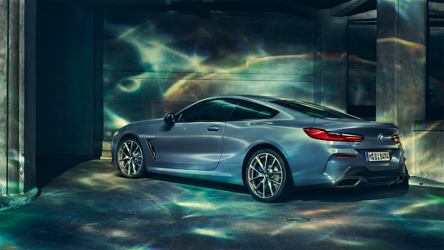 BMW Serie 8, tre quarti anteriore Immagine tre quarti anteriore in ambiente urbano di notte della BMW Serie 8 Coupé in sosta.
