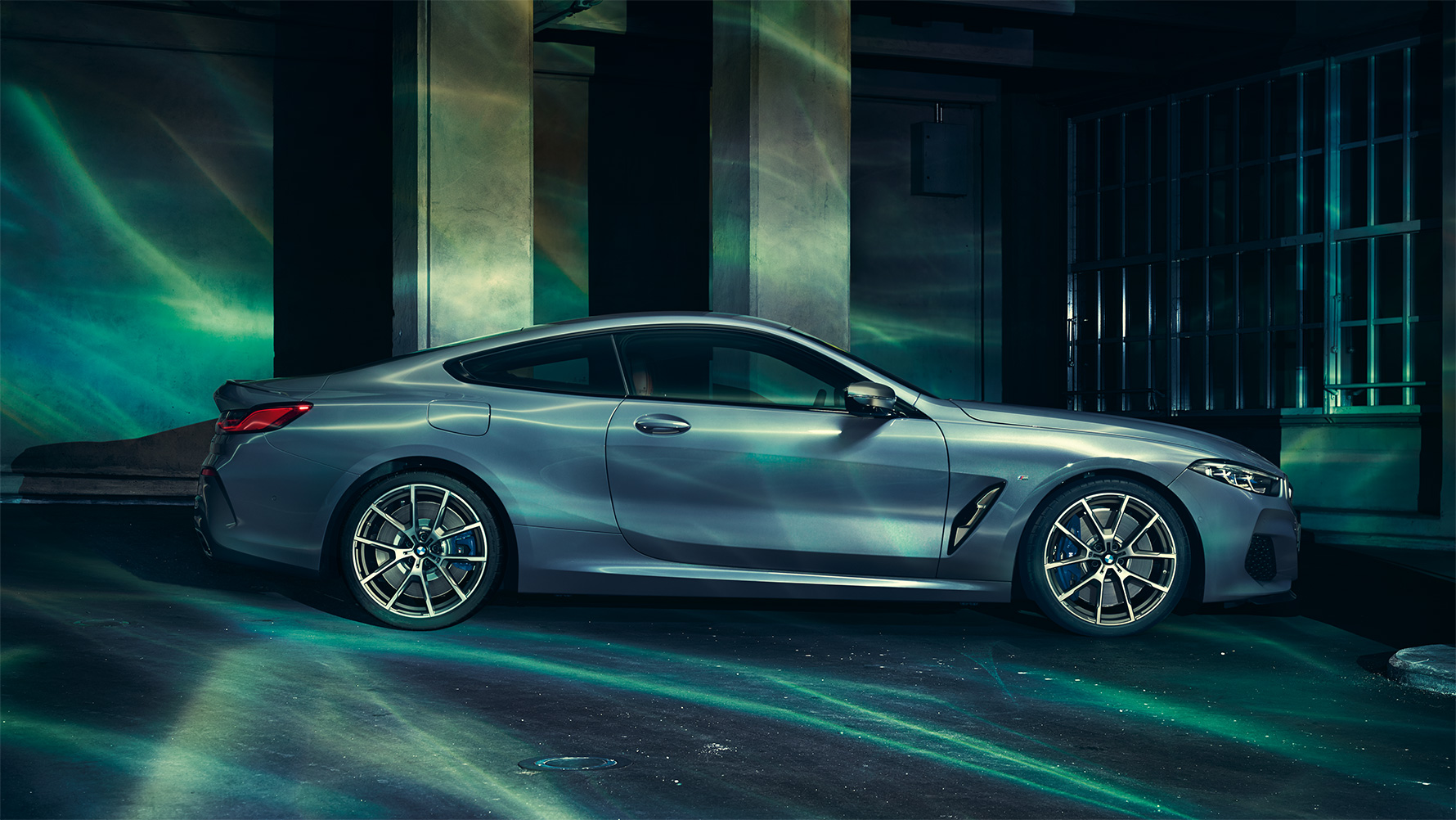 BMW Serie 8, vista laterale Immagine laterale in ambiente urbano della BMW Serie 8 Coupé in sosta.
