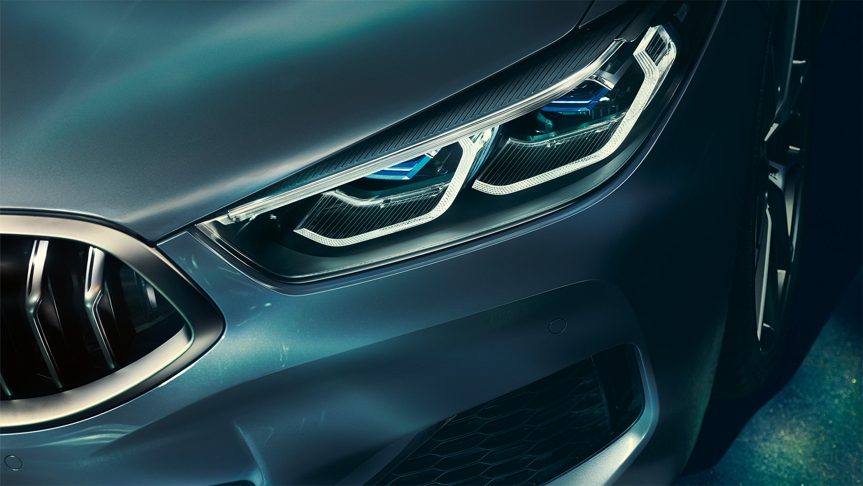La BMW Serie 8, luce laser Primo piano della luce laser sulla parte anteriore della BMW Serie 8 Coupé.