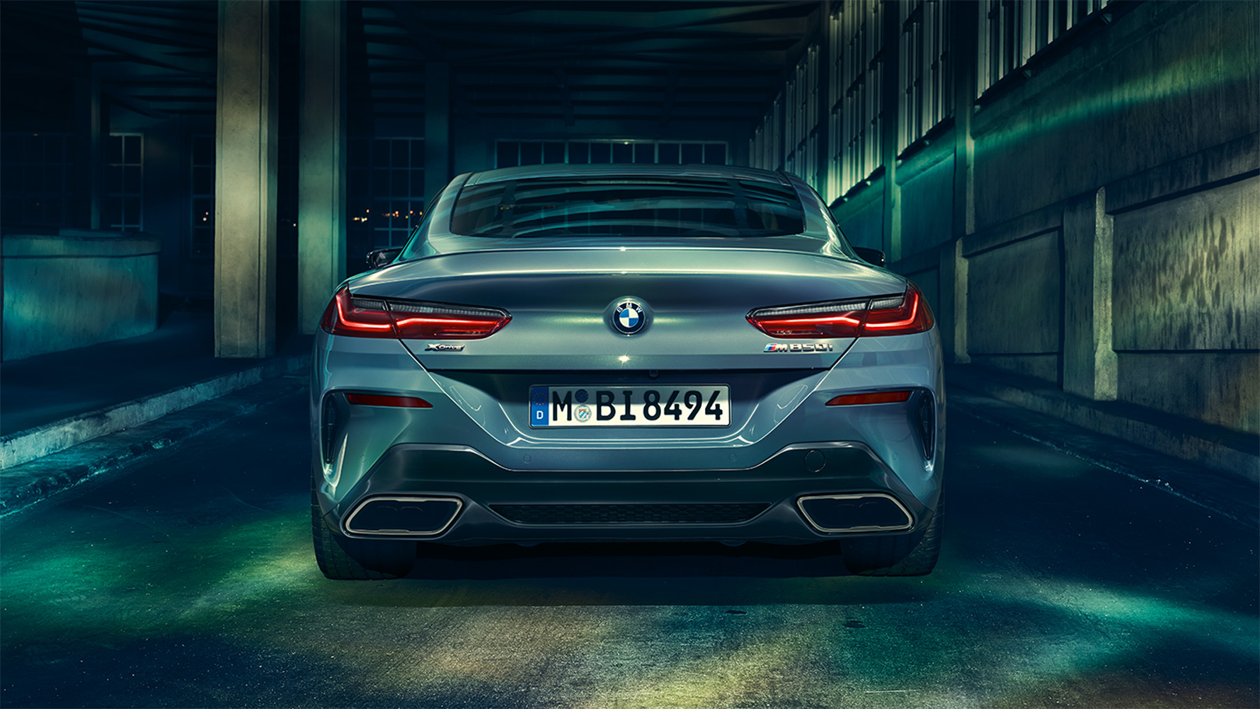 BMW Serie 8 Coupé, vista posteriore Vista posteriore notturna in ambiente urbano della BMW Serie 8 Coupé.