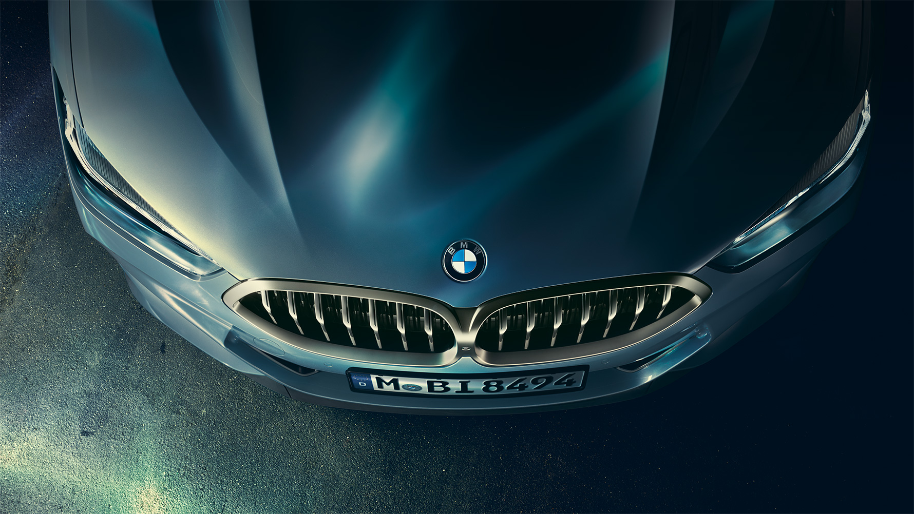 BMW Serie 8 Coupé, cofano motore Primo piano del cofano motore della BMW Serie 8 Coupé da una prospettiva dall’alto.