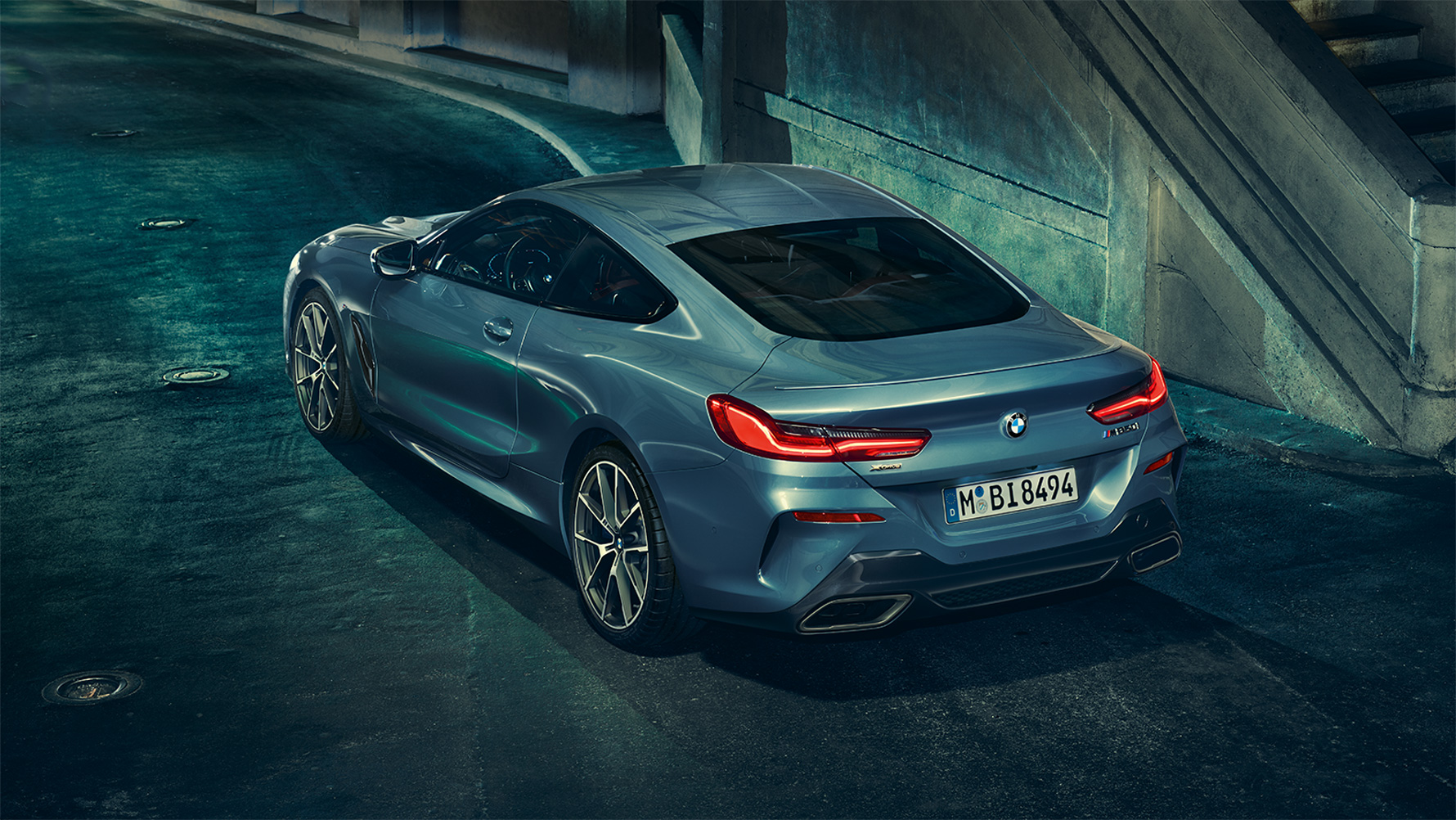 BMW Serie 8 Coupé, Immagine tre quarti posteriore Immagine tre quarti posteriore notturna in ambiente urbano della BMW Serie 8 Coupé.