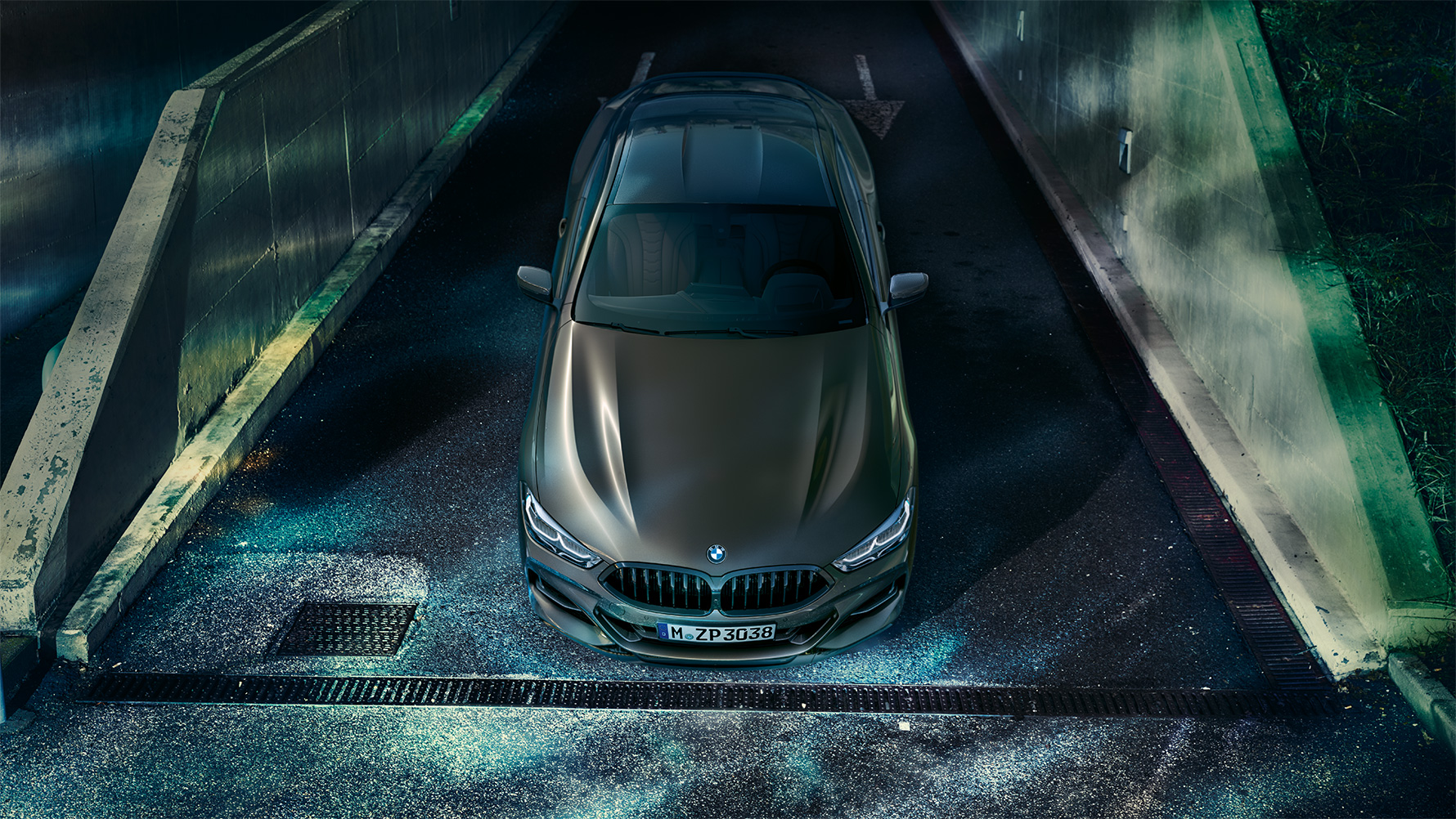 Immagine anteriore notturna in ambiente urbano della BMW Serie 8 Coupé con equipaggiamento BMW Individual in sosta. Immagine anteriore notturna in ambiente urbano della BMW Serie 8 Coupé con equipaggiamento BMW Individual in sosta.