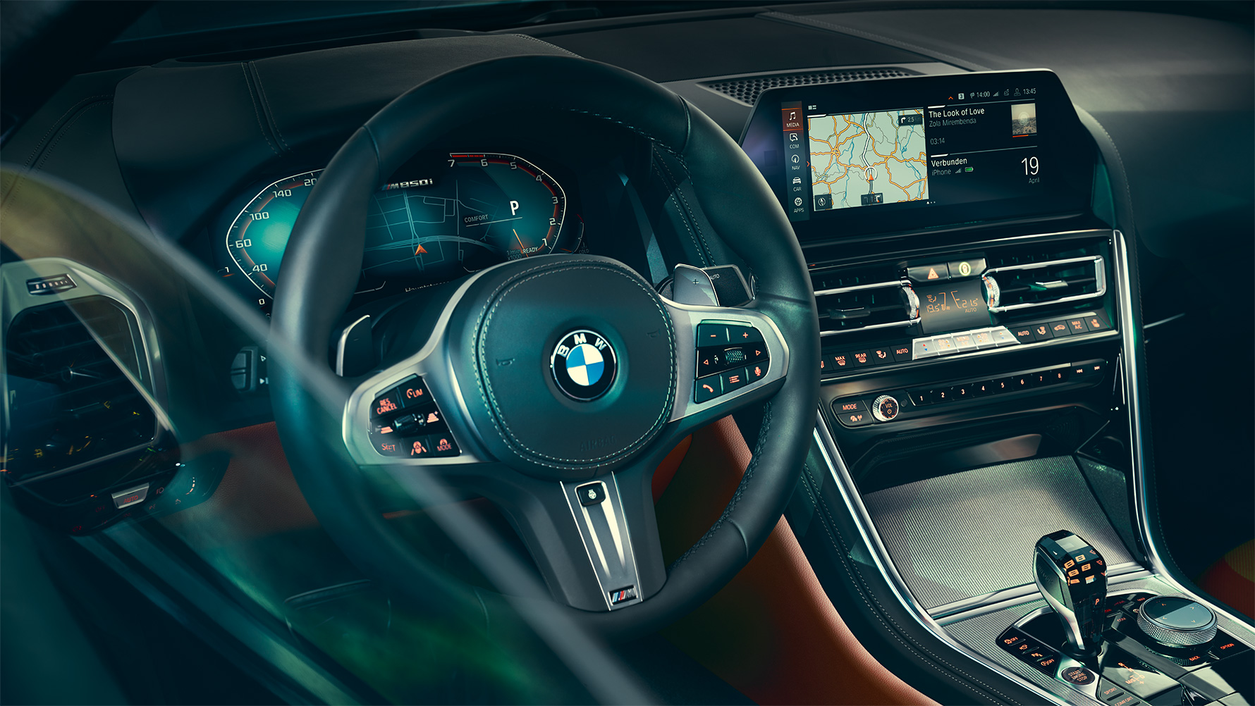 BMW Serie 8 Coupé, cockpit Primo piano dell’abitacolo della BMW Serie 8 Coupé con particolare attenzione al volante.