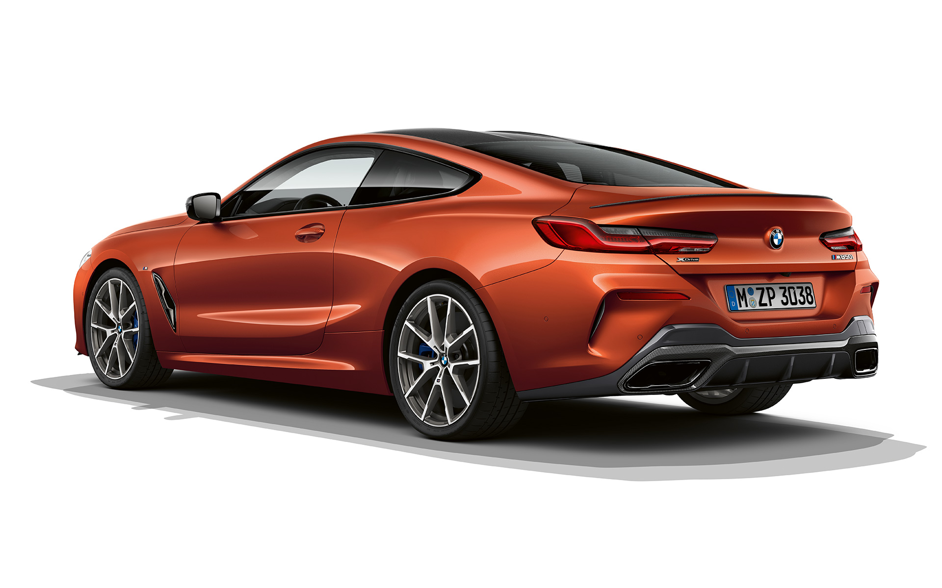 BMW Serie 8 Coupé, Sunset Orange metallic Immagine su sfondo bianco della BMW Serie 8 Coupé in Sunset Orange metallic in sosta.