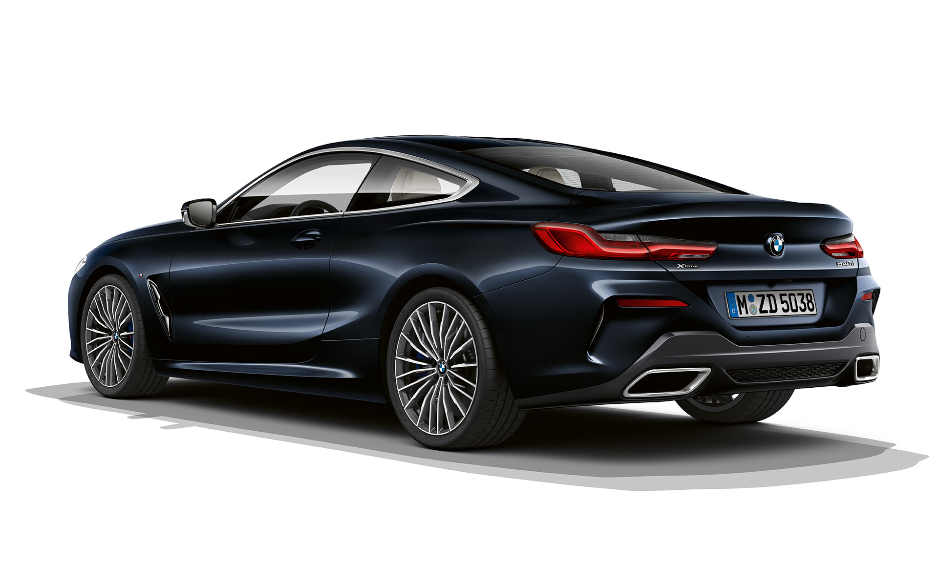 BMW Serie 8 Coupé, Carbon Black metallic Immagine su sfondo bianco della BMW Serie 8 Coupé in Carbon Black metallic in sosta.