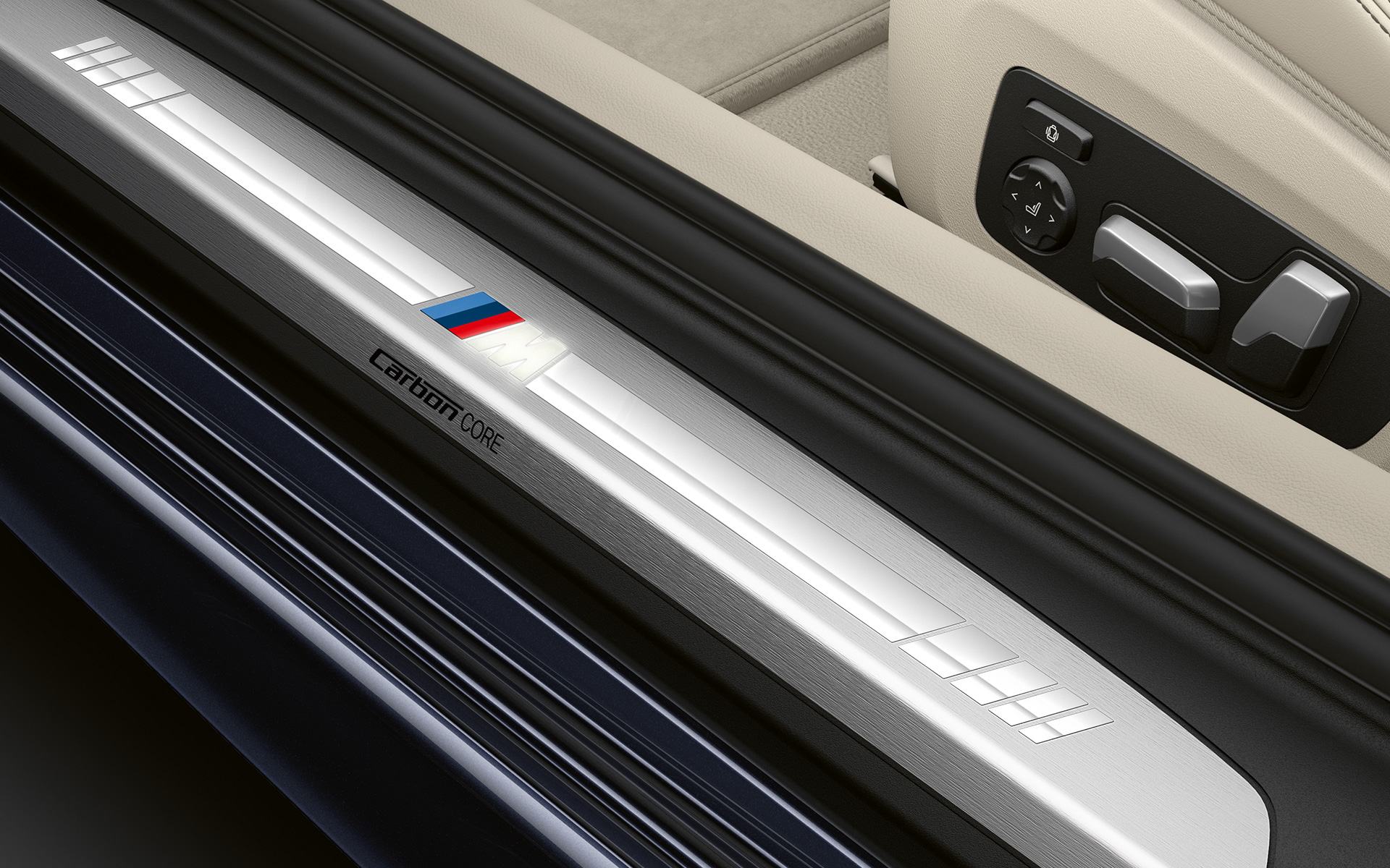 BMW Serie 8 Coupé, battitacco con logo «M» Primo piano del battitacco della BMW Serie 8 Coupé con logo «M».