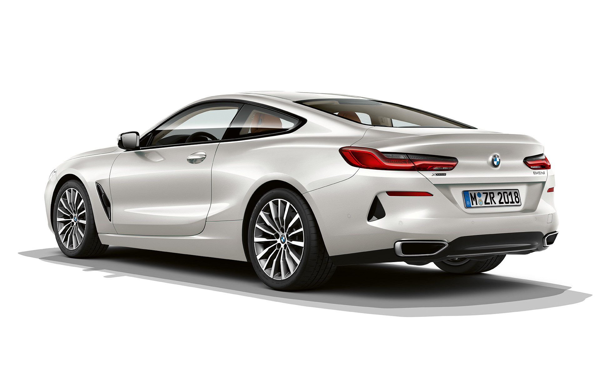 BMW Serie 8 Coupé, Mineral White metallic Immagine su sfondo bianco della BMW Serie 8 Coupé in Mineral White metallic in sosta.