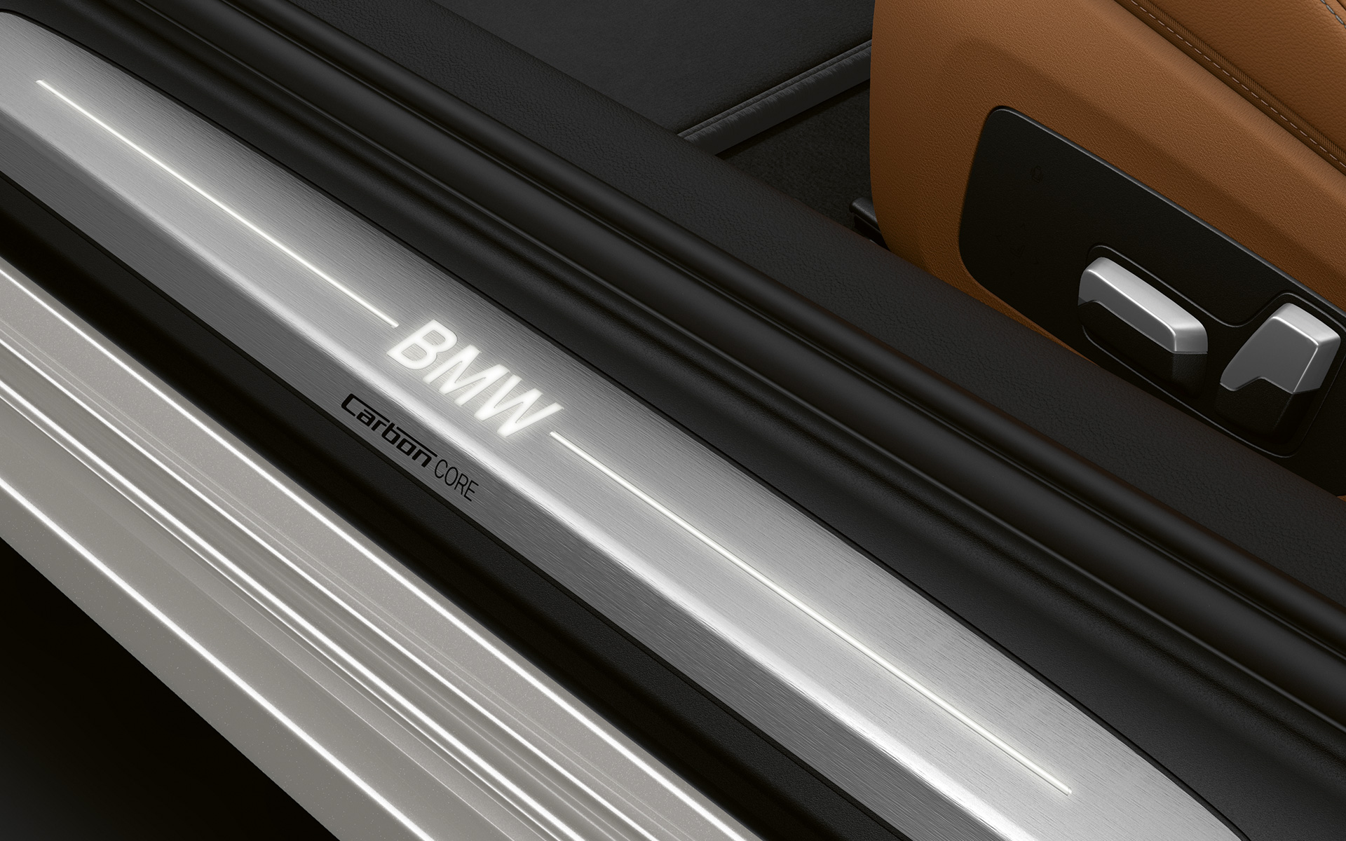 BMW Serie 8 Coupé, battitacco con logo «BMW» Primo piano del battitacco della BMW Serie 8 Coupé con logo «BMW».