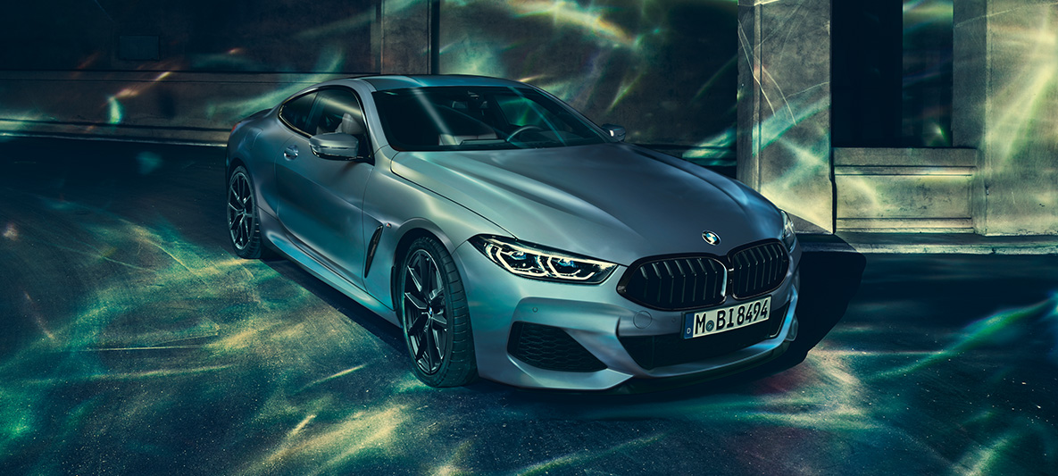 BMW M850i Coupé First Edition, vista anteriore a tre quarti BMW M850i Coupé First Edition, vista anteriore a tre quarti su sfondo urbano