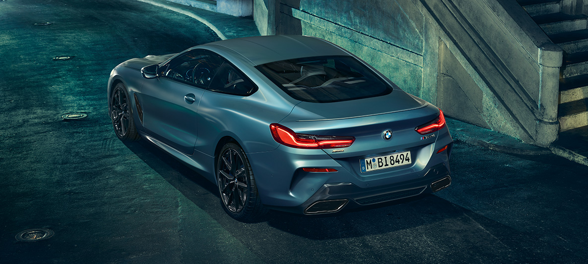 BMW M850i Coupé First Edition, vista posteriore a tre quarti BMW M850i Coupé First Edition, vista posteriore a tre quarti su sfondo urbano