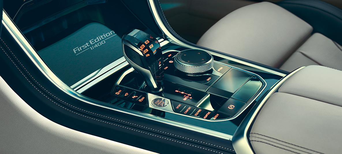 BMW M850i Coupé First Edition, consolle centrale Primo piano della consolle centrale della BMW M850i Coupé First Edition