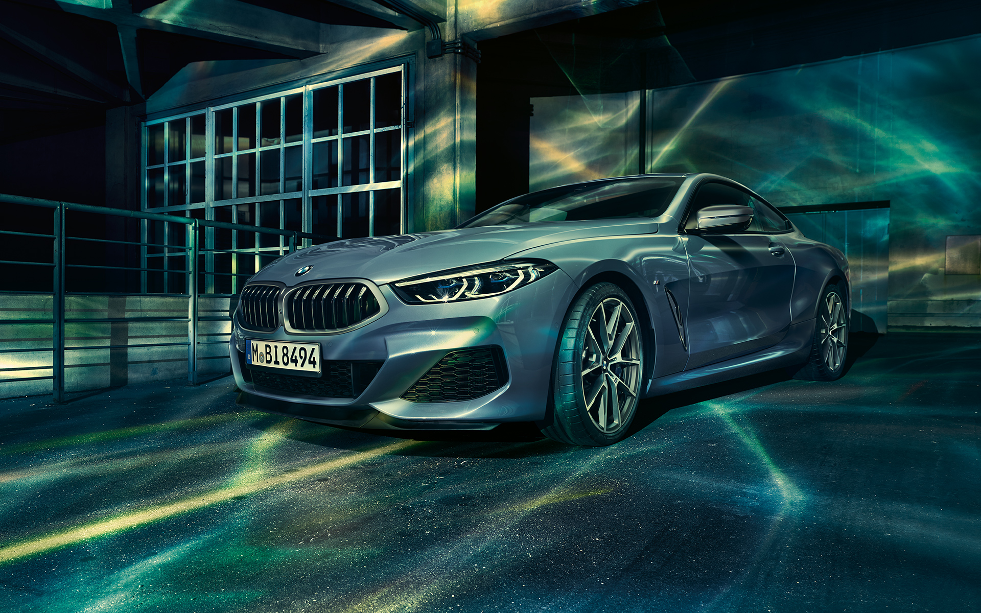 BMW Serie 8 Coupé, anteriore destro tre quarti Immagine tre quarti anteriore destro in ambiente urbano della BMW Serie 8 Coupé in sosta.