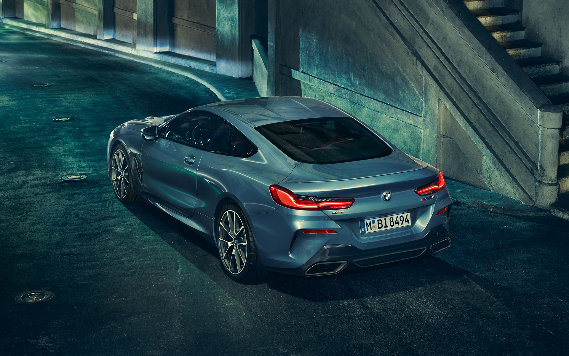 BMW Serie 8 Coupé, tre quarti posteriore Immagine tre quarti posteriore sinistra in ambiente urbano della BMW Serie 8 Coupé in sosta.