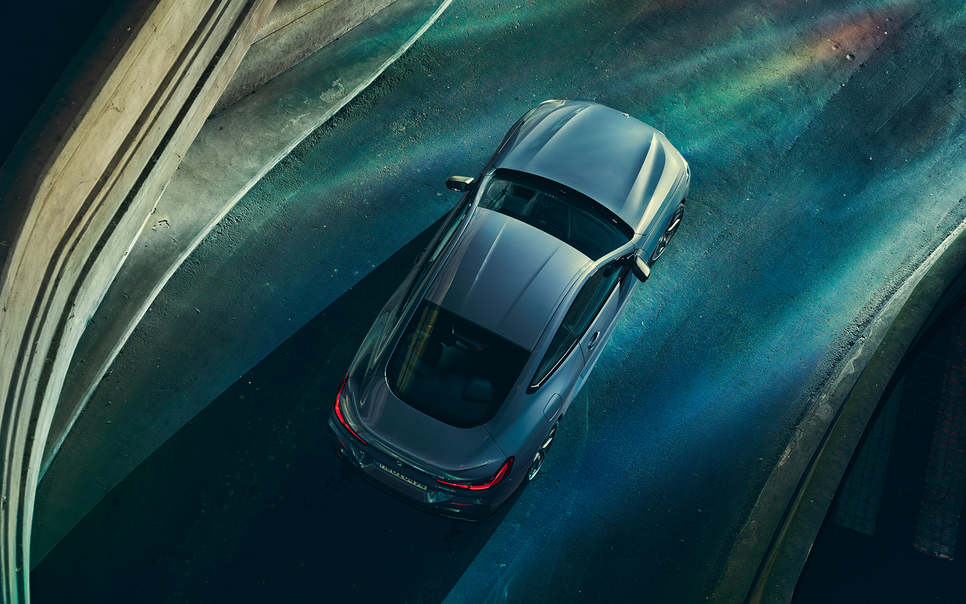 BMW Serie 8 Coupé, vista dall’alto Immagine dall’alto in ambiente urbano della BMW Serie 8 Coupé in sosta.