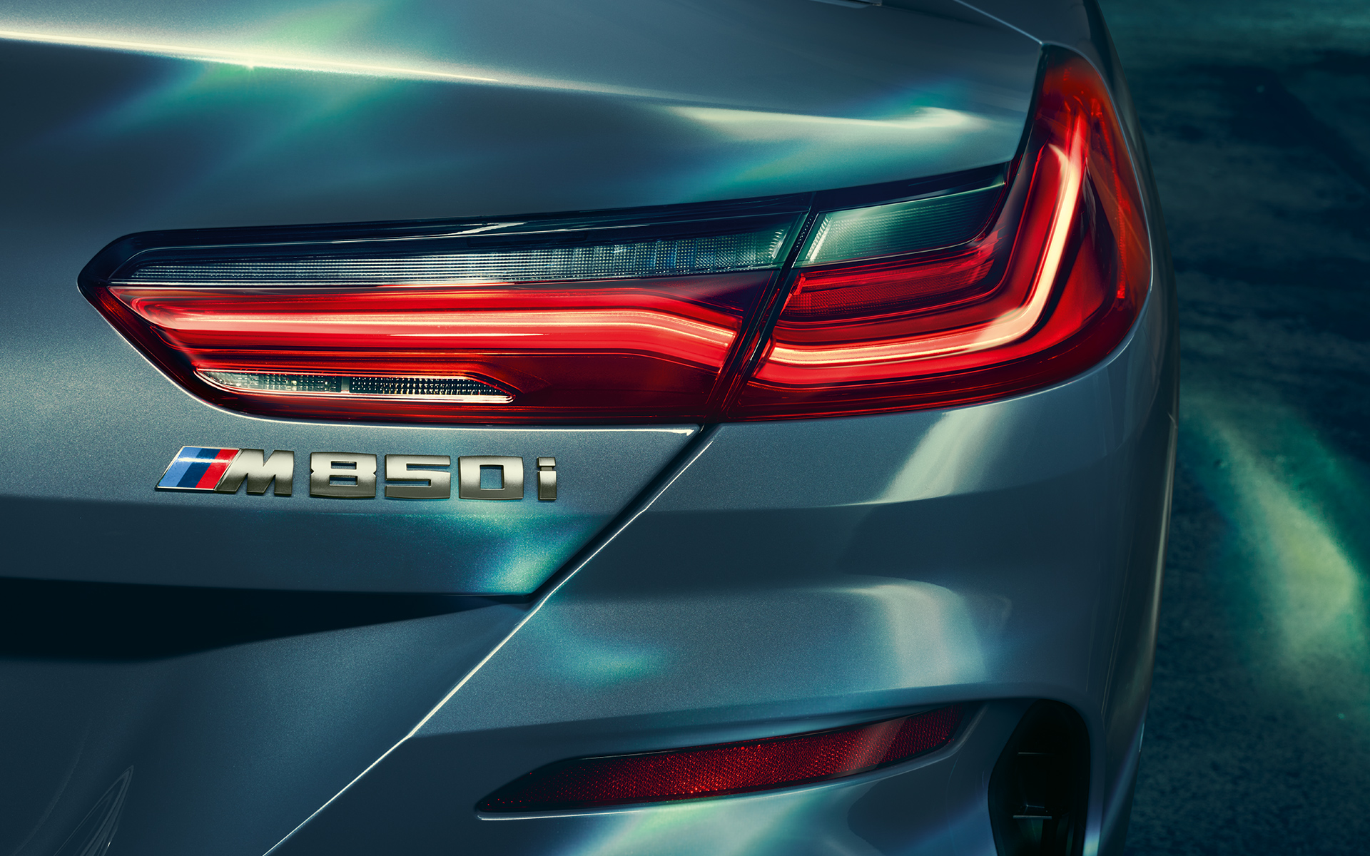 Luci posteriori e logo «M 850i» Primo piano delle luci posteriori e del logo «M 850i».