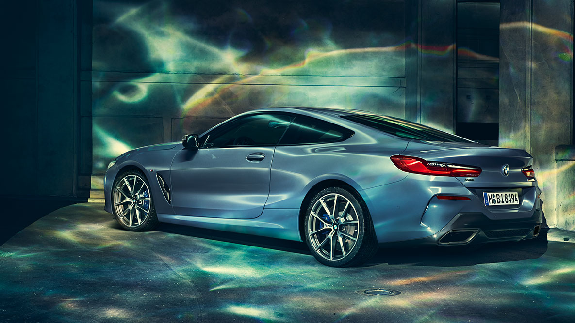 BMW Série 8 Coupé, vue de trois quarts de la poupe. G15 Vue de trois quarts de la poupe de la BMW Série 8 Coupé, de nuit dans un décor urbain. G15