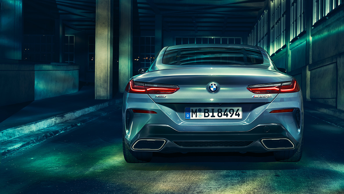 BMW Série 8 Coupé, vue arrière. G15 La BMW Série 8 Coupé, photographiée de derrière de nuit dans un décor urbain. G15