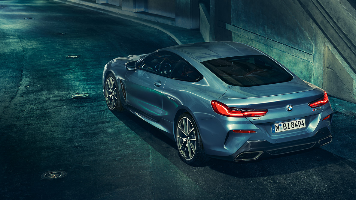BMW Série 8 Coupé, vue de trois quarts de la poupe. G15 Vue de trois quarts de la poupe de la BMW Série 8 Coupé, de nuit dans un décor urbain. G15