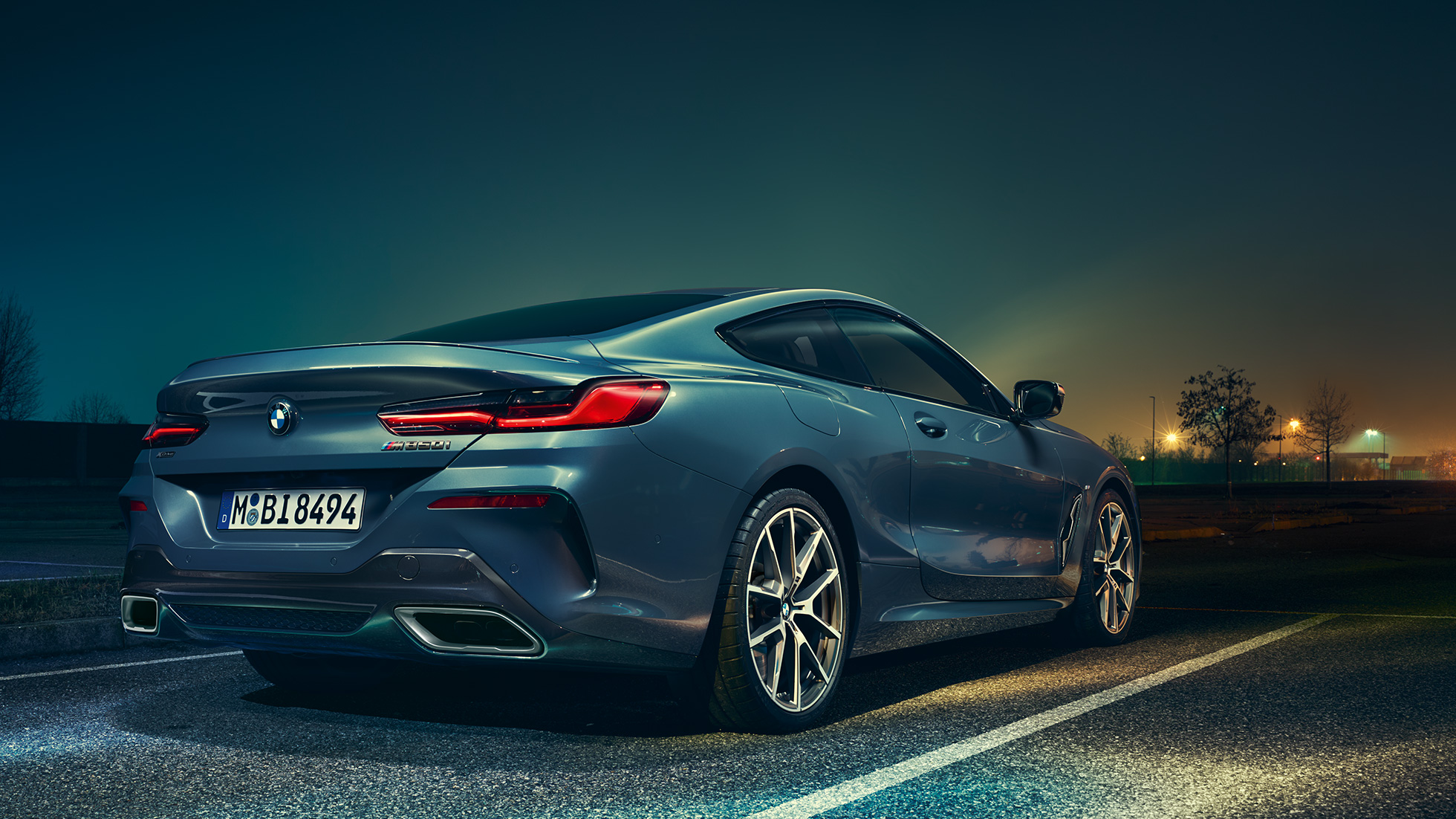 BMW Série 8 Coupé, vue de trois quarts arrière. G15 BMW Série 8 Coupé, vue de trois quarts arrière, à l’arrêt devant un décor nocturne. G15