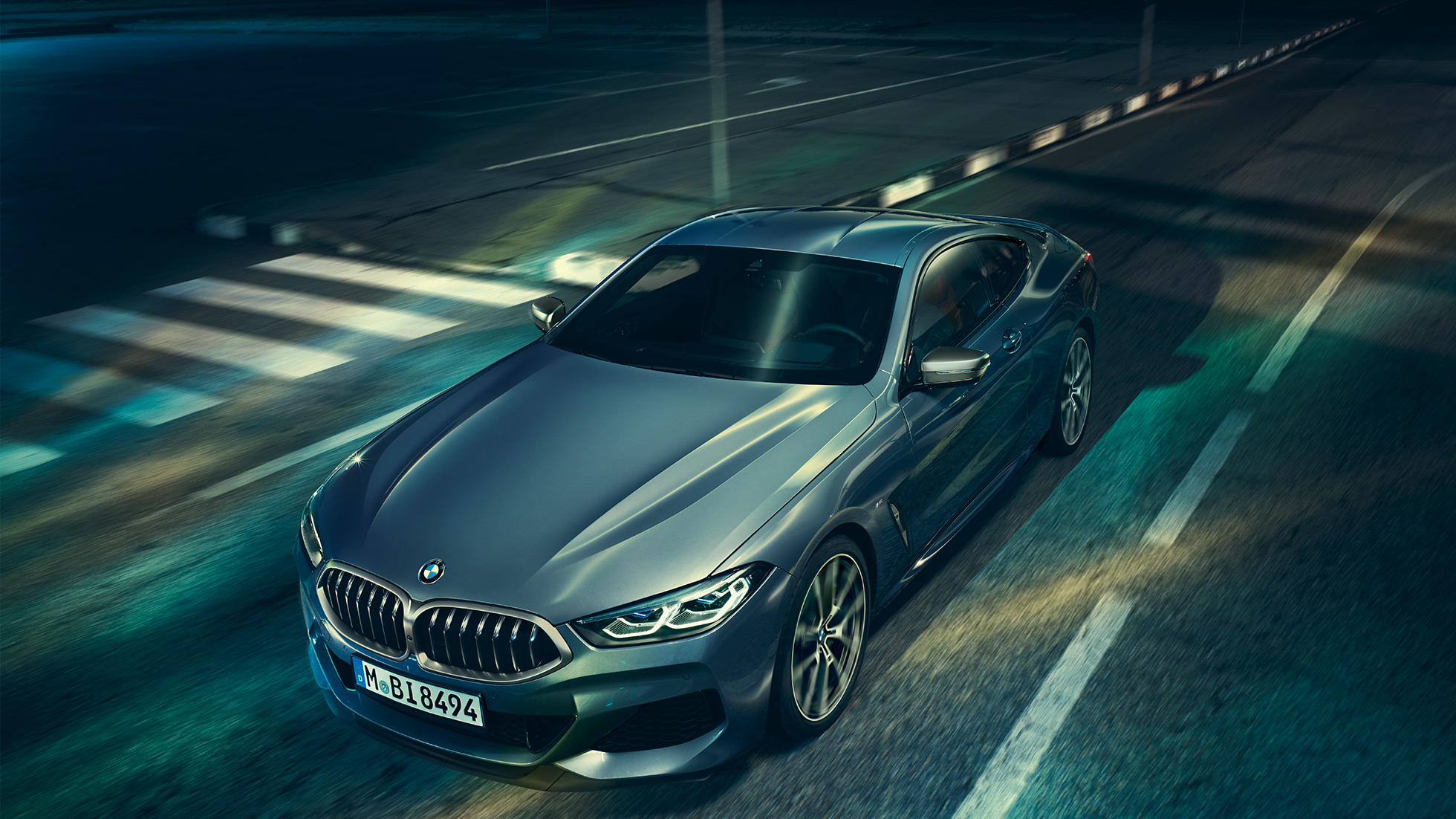 BMW Série 8 Coupé, vue de trois quarts avant. G15 BMW Série 8 Coupé, vue de trois quarts face, à l’arrêt avec vue sur le capot. G15