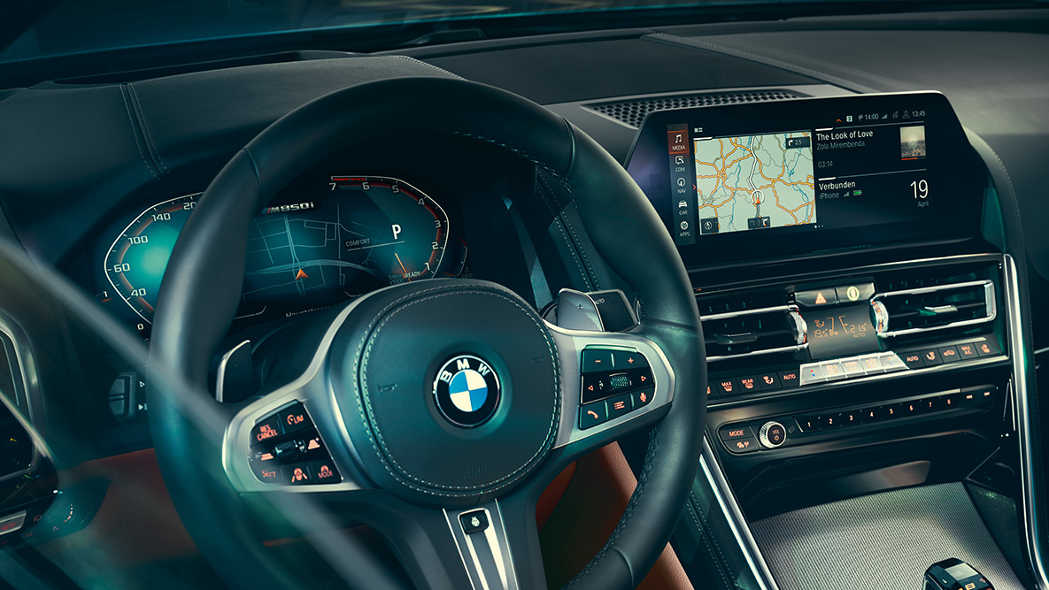 BMW Série 8 Coupé, poste de conduite. G15 Détail : l'habitacle de la BMW Série 8 Coupé, mise en évidence du volant. G15
