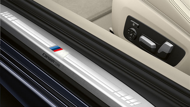 BMW Série 8 Coupé, seuils de portes avec logo M. G15 Détail : les seuils de porte avec logo M de la BMW Série 8 Coupé. G15