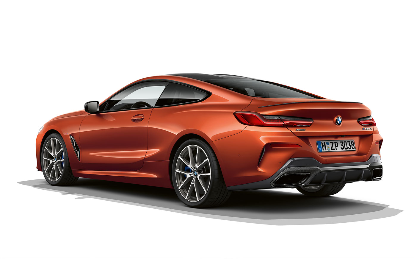 BMW Série 8 Coupé, Sunset Orange metallic. G15 La BMW Série 8 Coupé en Sunset Orange metallic, photographiée à l'arrêt sur fond blanc. G15