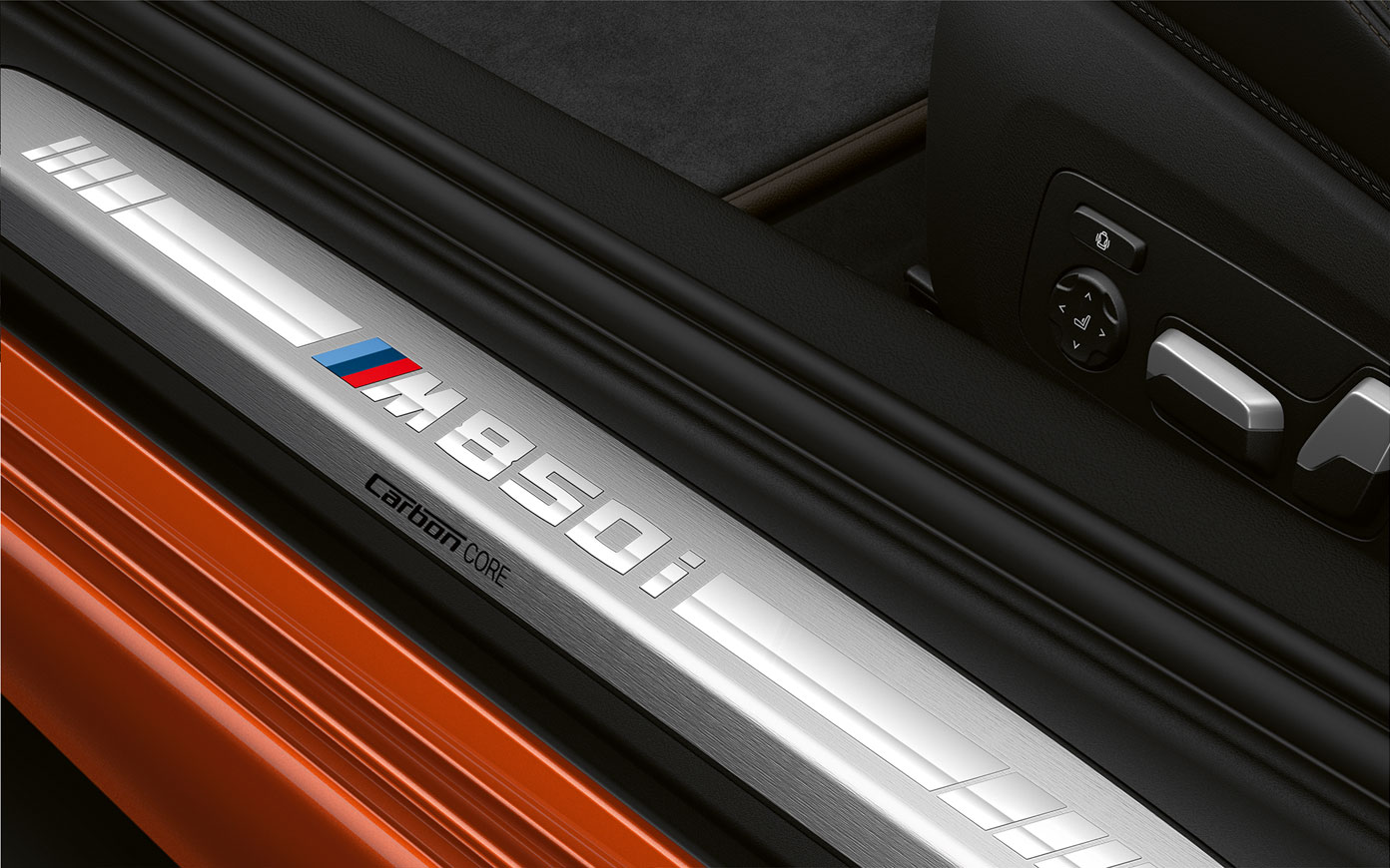 BMW Série 8 Coupé, seuils de porte M850i. G15 Détail : les seuils de porte avec logo M850i de la BMW Série 8 Coupé. G15