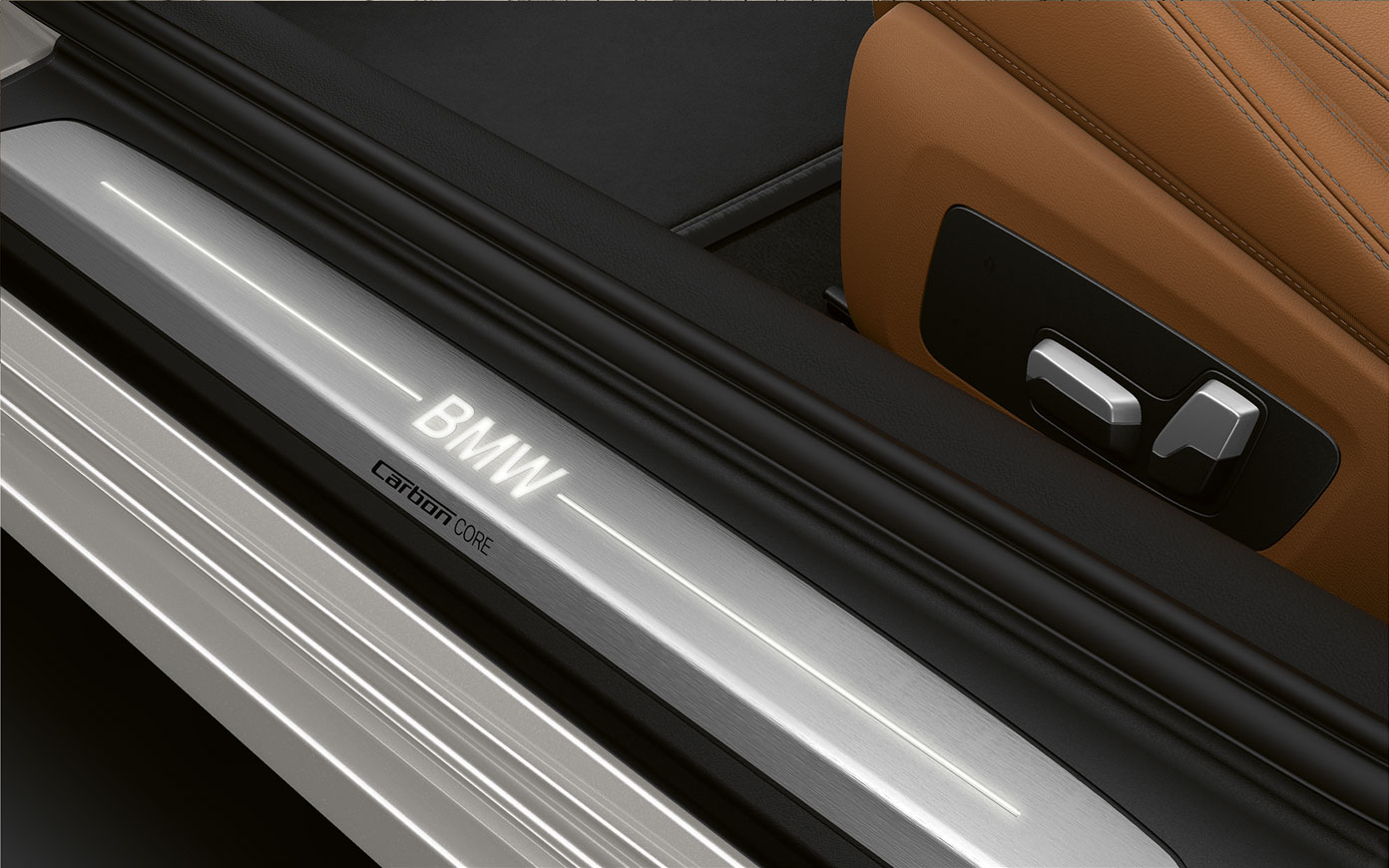 BMW Série 8 Coupé, seuils de porte avec logo BMW. G15 Détail : les seuils de porte avec logo BMW de la BMW Série 8 Coupé. G15