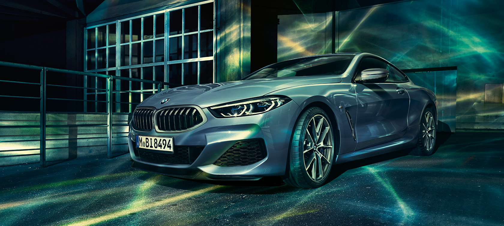 La BMW Série 8 Coupé, vue de trois quarts face. G15 La BMW Série 8 Coupé, vue de trois quarts face, devant des bâtiments industriels. G15