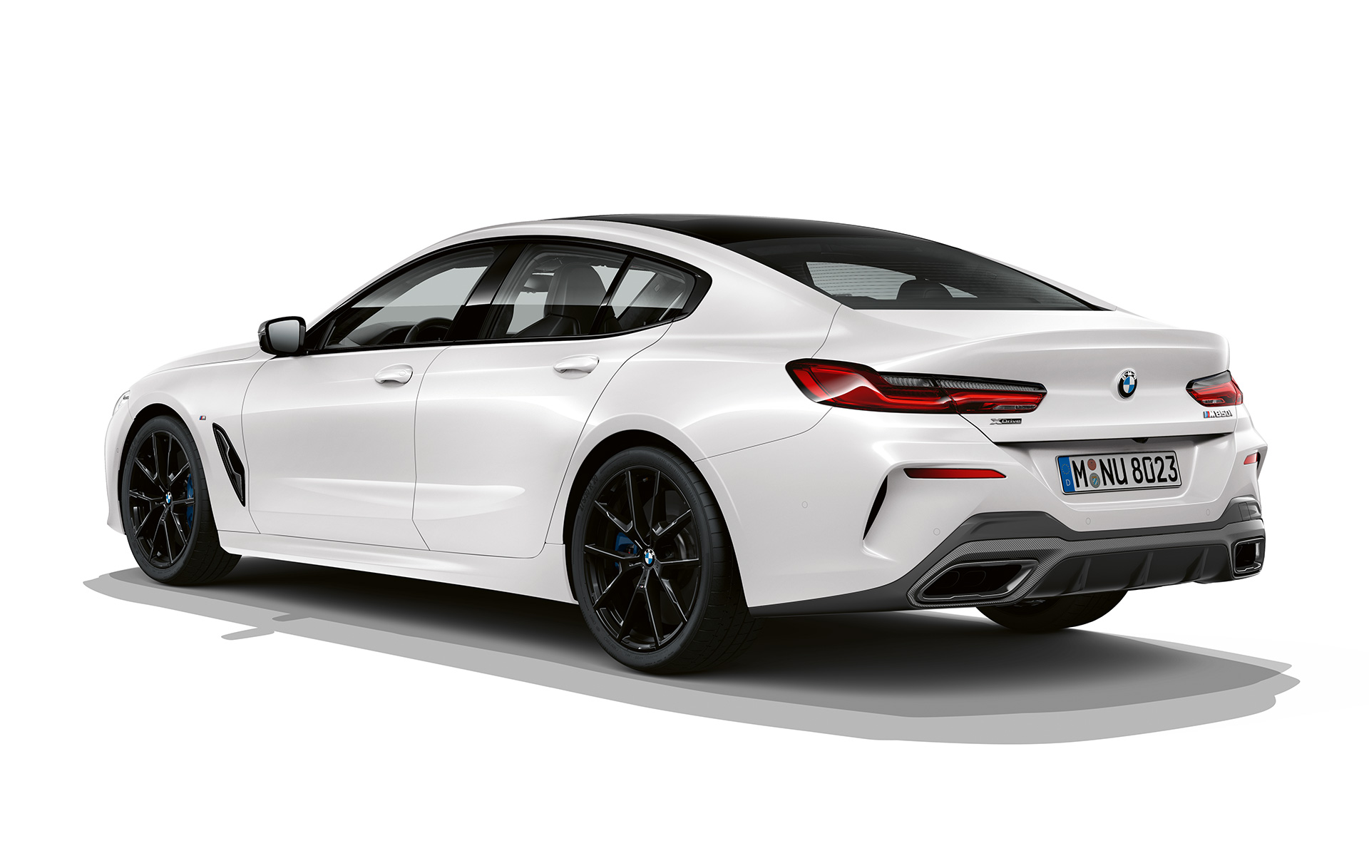 Pure Contrast, vista posteriore a tre quarti G16 BMW Serie 8 Gran Coupé, Pure Contrast, vista posteriore a tre quarti G16