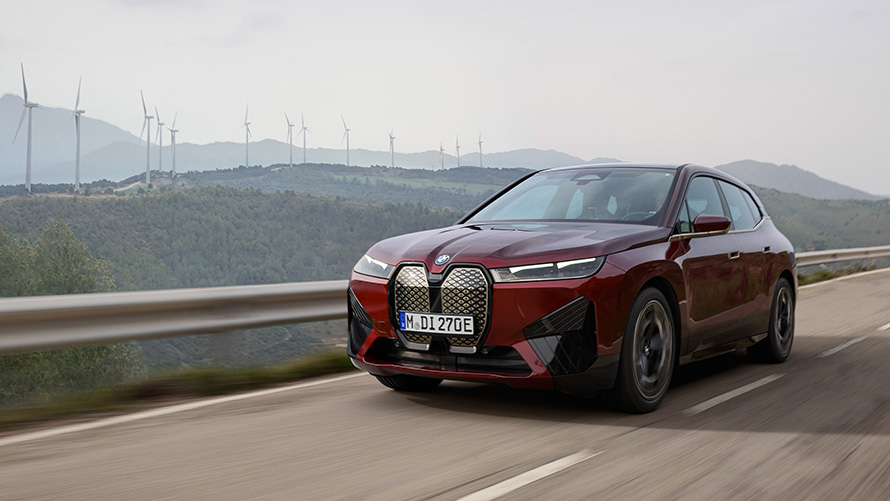 BMW iX xDrive50 i20 elektrischer SUV Nachhaltigkeit BMW iX xDrive50 i20 2021 elektrischer SUV fahrend auf Küstenstrasse Nachhaltigkeit