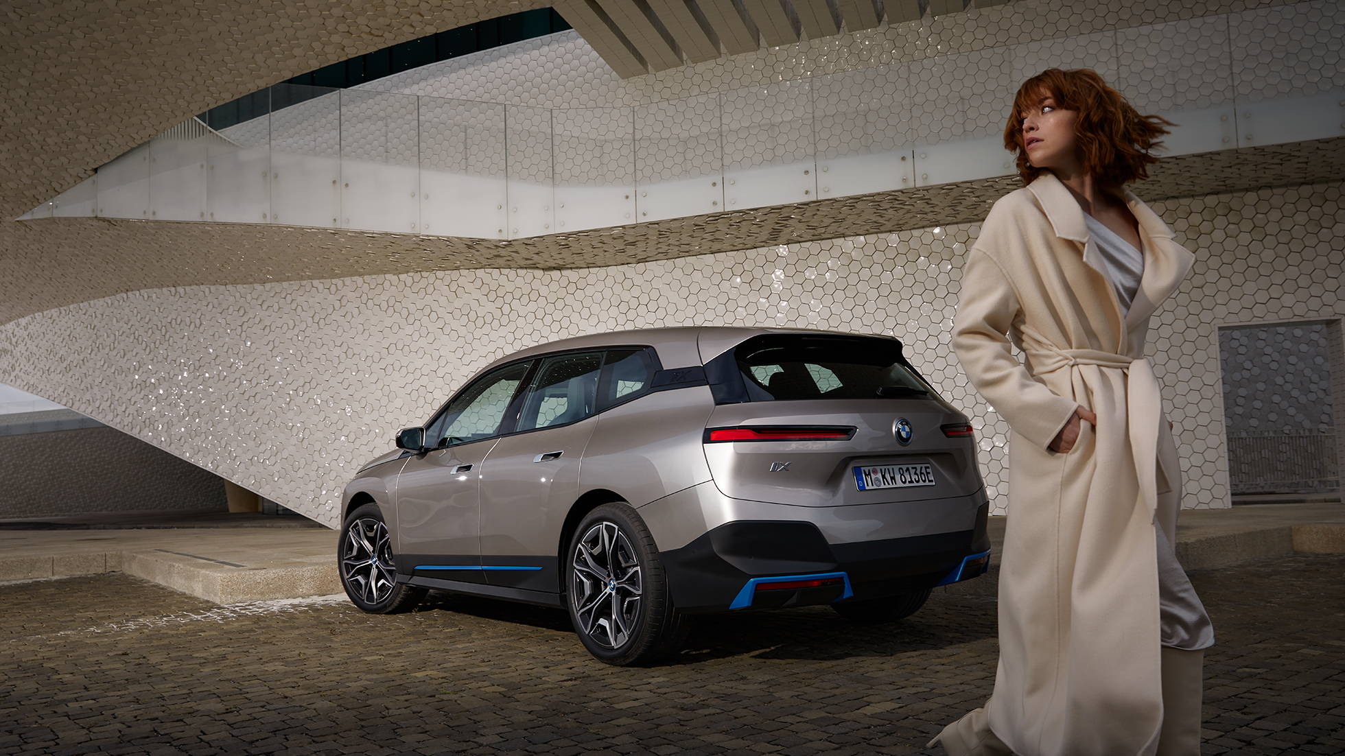 BMW iX Dreiviertel-Heckansicht stehend BMW iX i20 Kaschmirsilber Dreiviertel-Heckansicht stehend