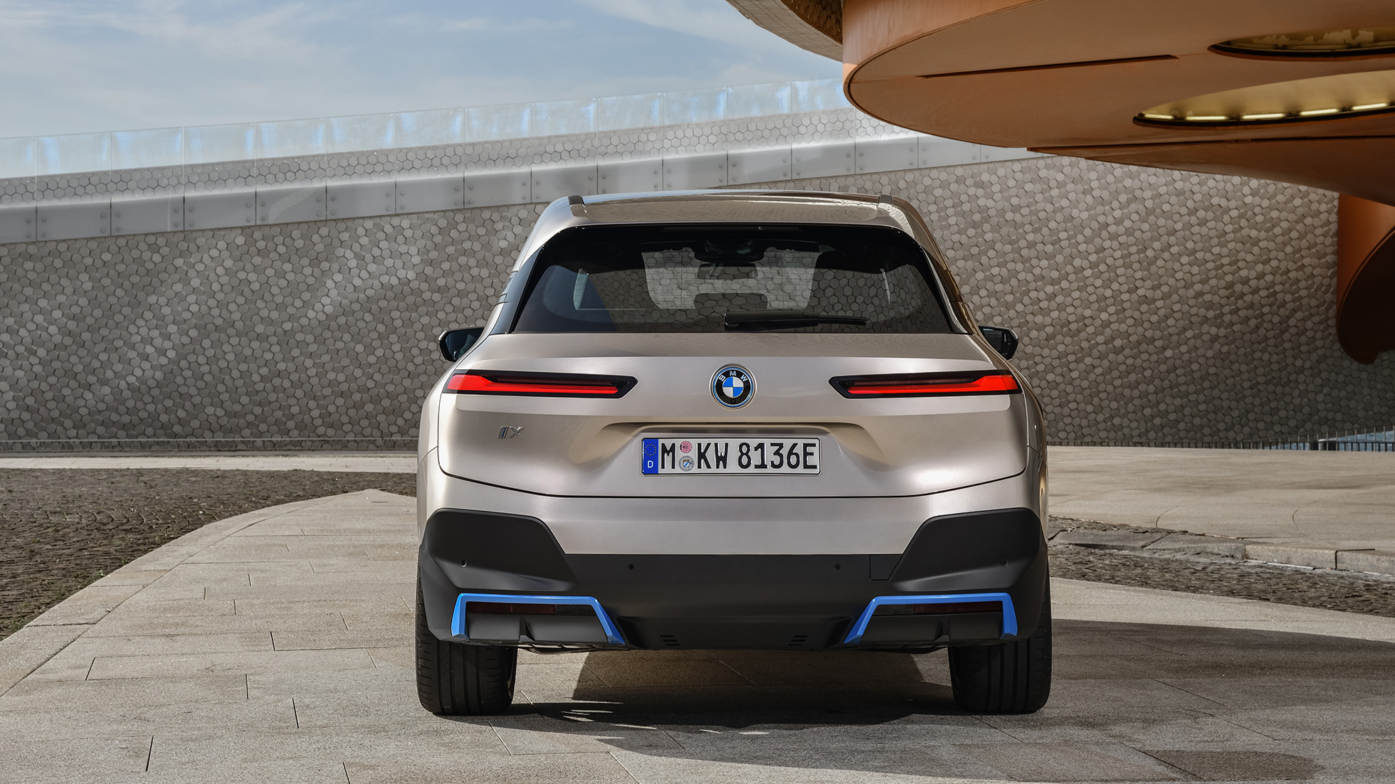 BMW iX Heckansicht stehend BMW iX Kaschmirsilber i20 Heckansicht stehend