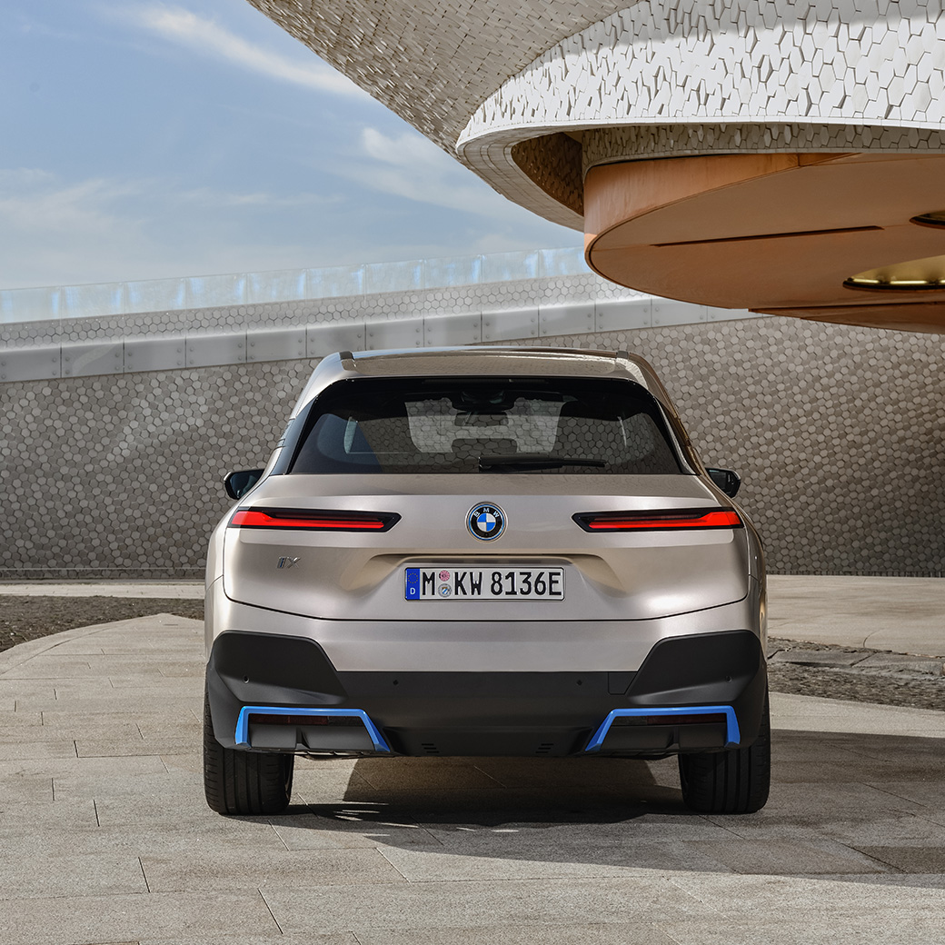 BMW iX vista tre quarti posteriore BMW iX i20 Cashmere Silver vista tre quarti posteriore