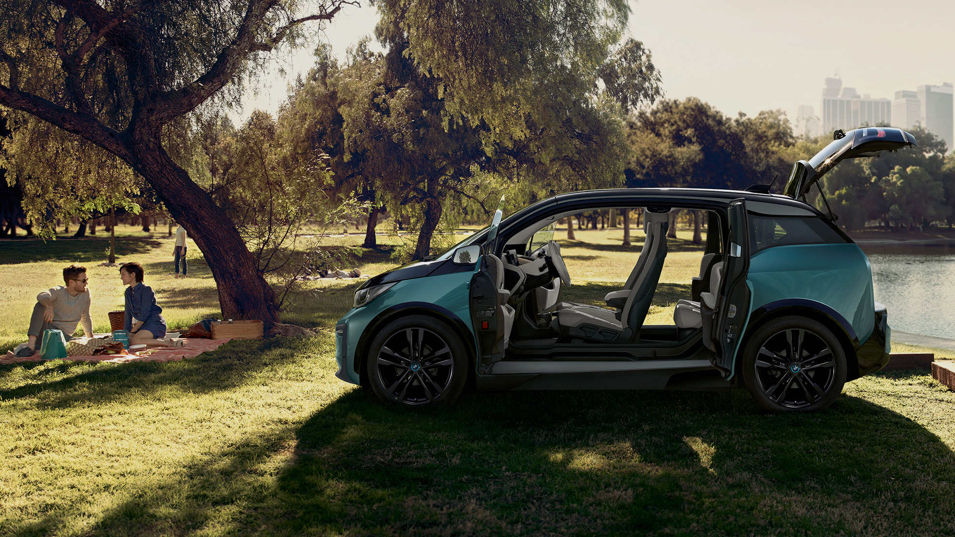 BMW i3 2018 vista laterale con porte aperte I01 BMW i3 I01 2018 Jucaro Beige con profilo in Frozen Grey metallizzato vista laterale con porte aperte I01