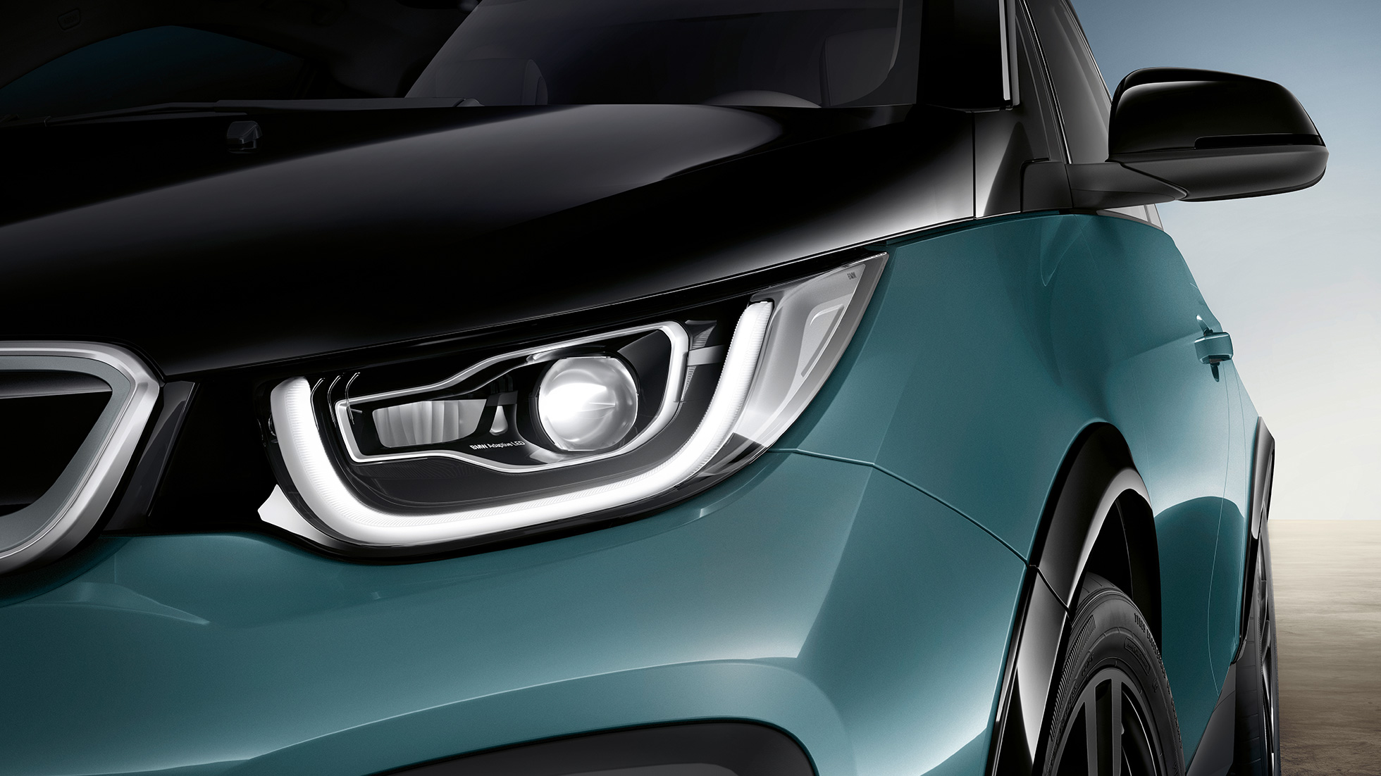 BMW i3 2018 proiettori anteriori a LED I01 BMW i3 I01 2018 Jucaro Beige con profilo in Frozen Grey metallizzato primo piano proiettori anteriori a LED I01