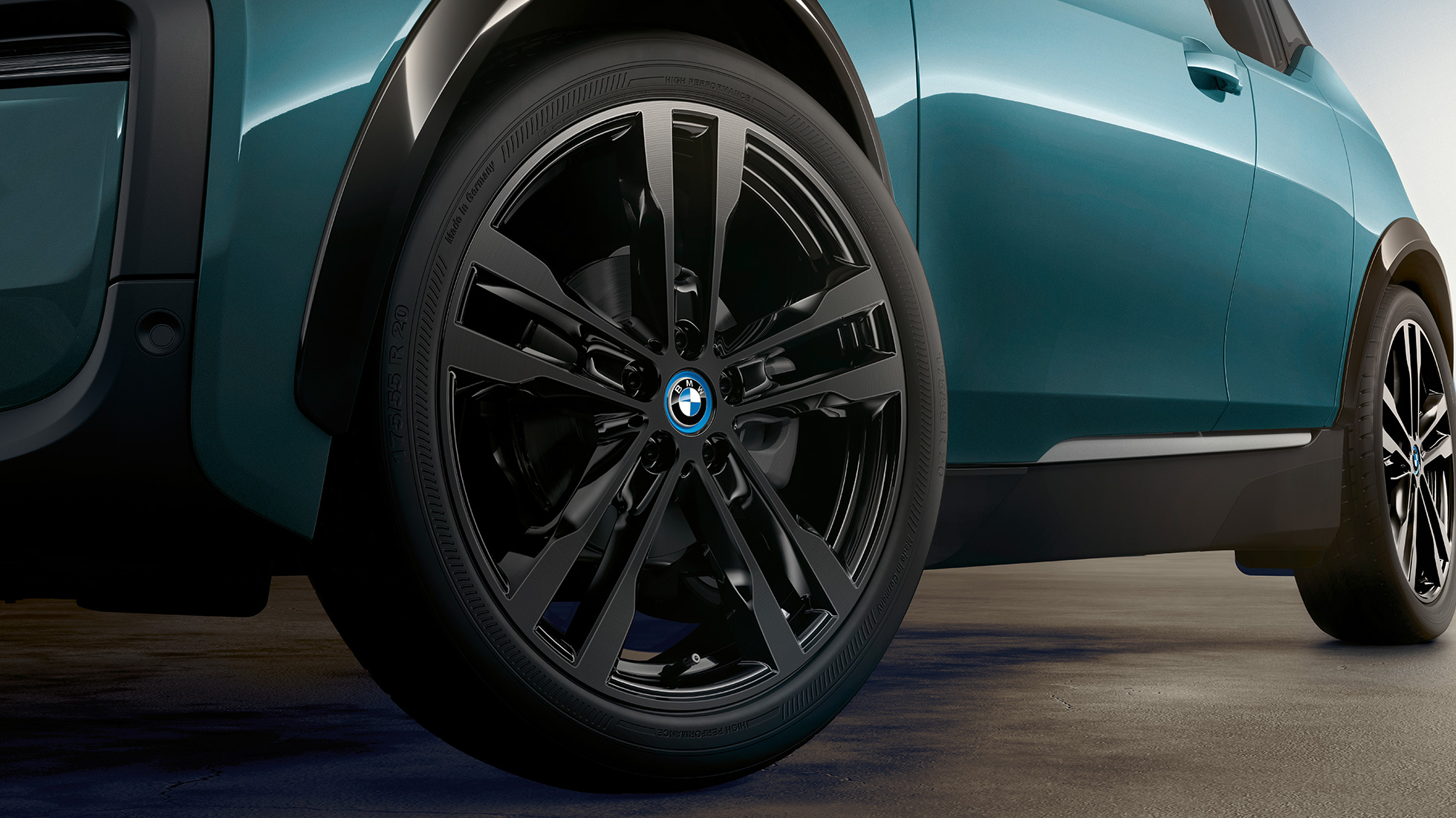 BMW i3 2018 cerchio in lega leggera I01 BMW i3 I01 2018 Jucaro Beige con profilo in Frozen Grey metallizzato primo piano cerchio in lega leggera I01