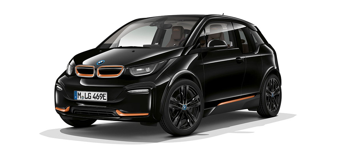 BMW i3s Edition RoadStyle in vista anteriore a tre quarti I01 BMW i3s Edition RoadStyle Fluid Black con profilo E-Copper in vista anteriore a tre quarti I01
