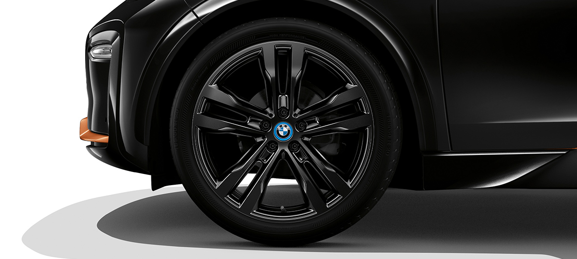 BMW i3s Edition RoadStyle vista laterale frontale con cerchio I01 BMW i3s Edition RoadStyle Fluid Black con profilo in E-Copper vista laterale frontale con cerchio I01