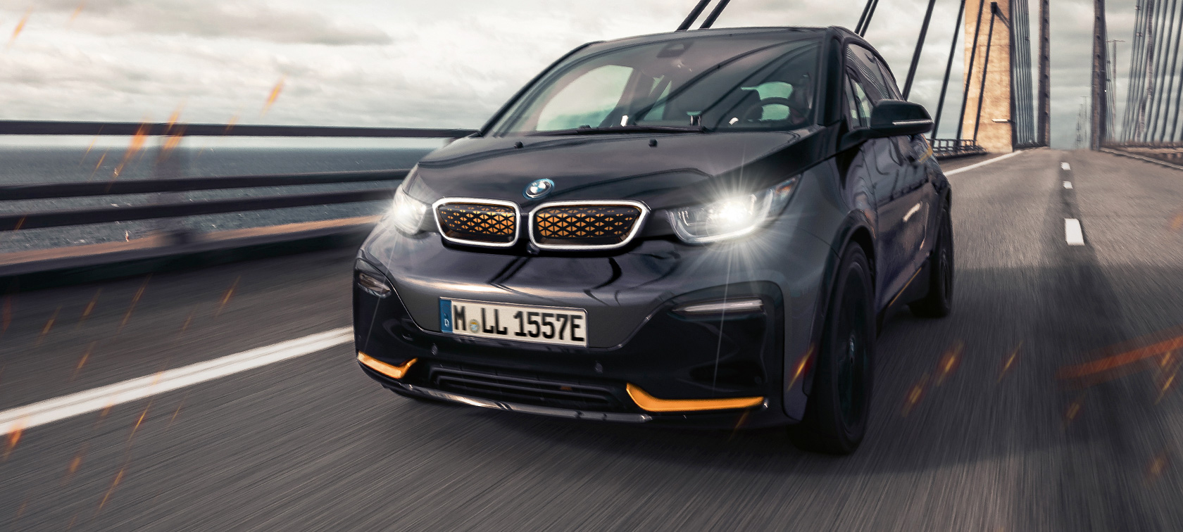 BMW i3 Unique Forever Edition I01 vue de trois quarts avant BMW i3 I01 Unique Forever Edition Storm Bay avec accent Frozen E-Copper metallic, vue de trois quarts avant en mouvement sur route