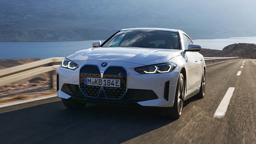 Dreiviertel-Frontansicht BMW i4 eDrive40 G26 2021 fahrend BMW i4 eDrive40 G26 2021 Mineralweiss Dreiviertel-Frontansicht fahrend