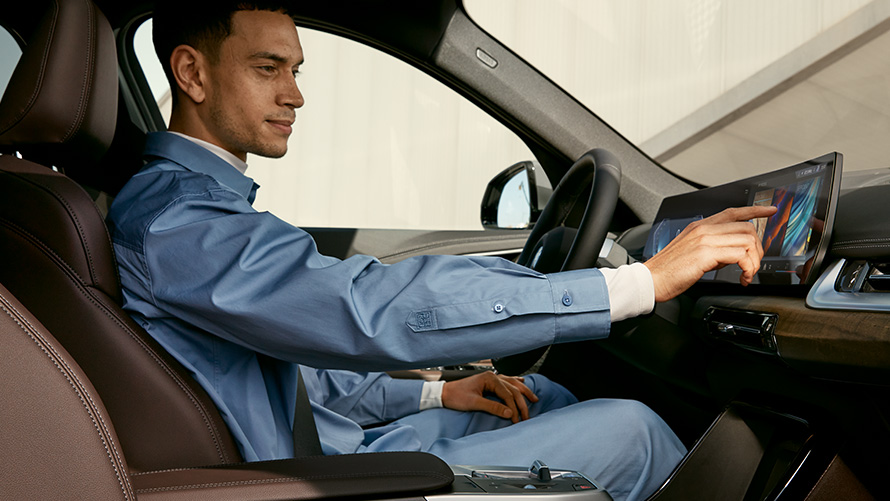 BMW iX1 U11 BEV Interieur Touchbedienung BMW iX1 U11 BEV Interieur Fahrer Touchbedienung Curved Display