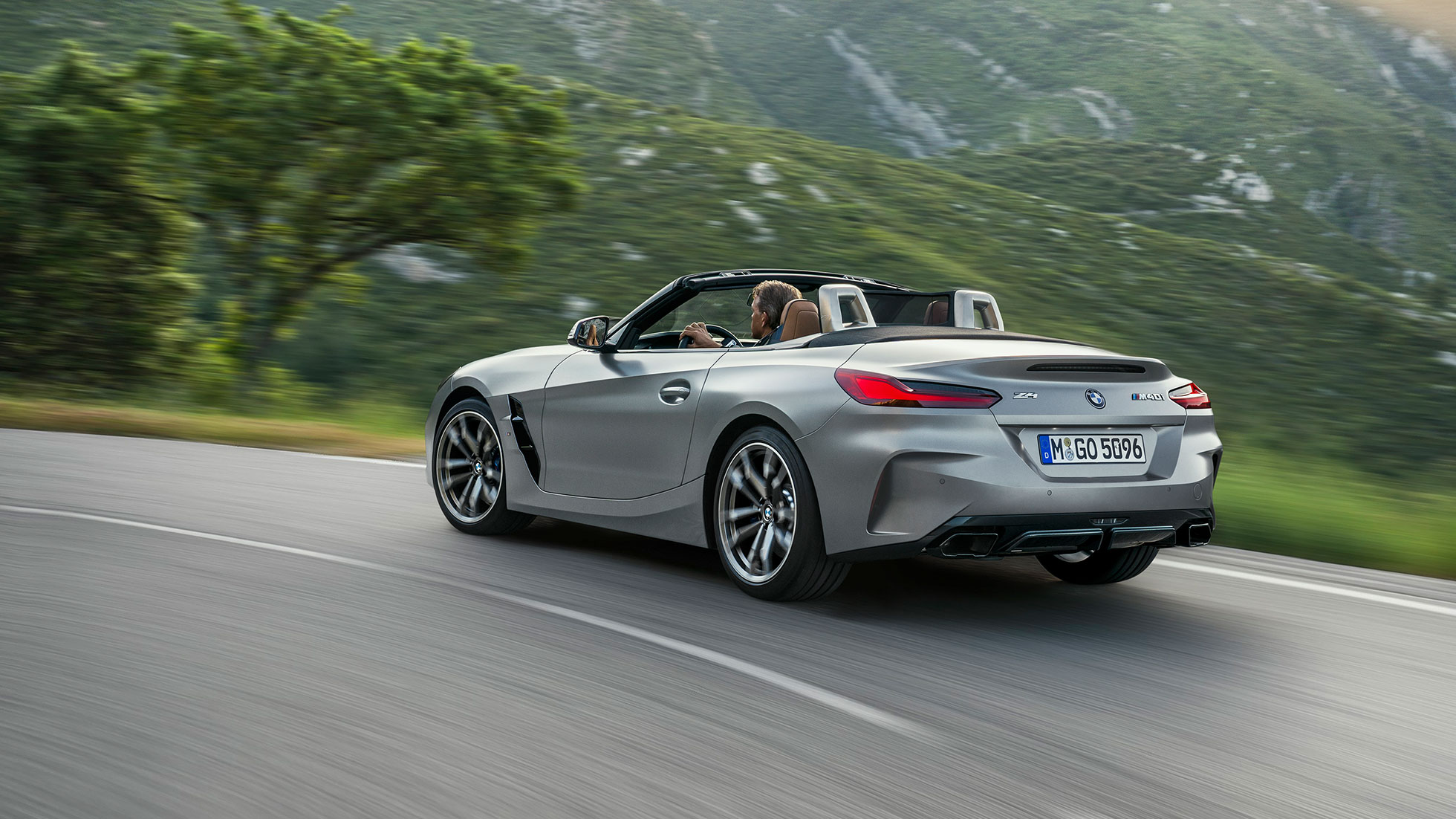 Fahrdynamik BMW Z4 M40i G29 BMW Z4 Roadster M40i G29 2019 BMW Individual Frozen Grey metallic Dreiviertel-Heckansicht fahrend