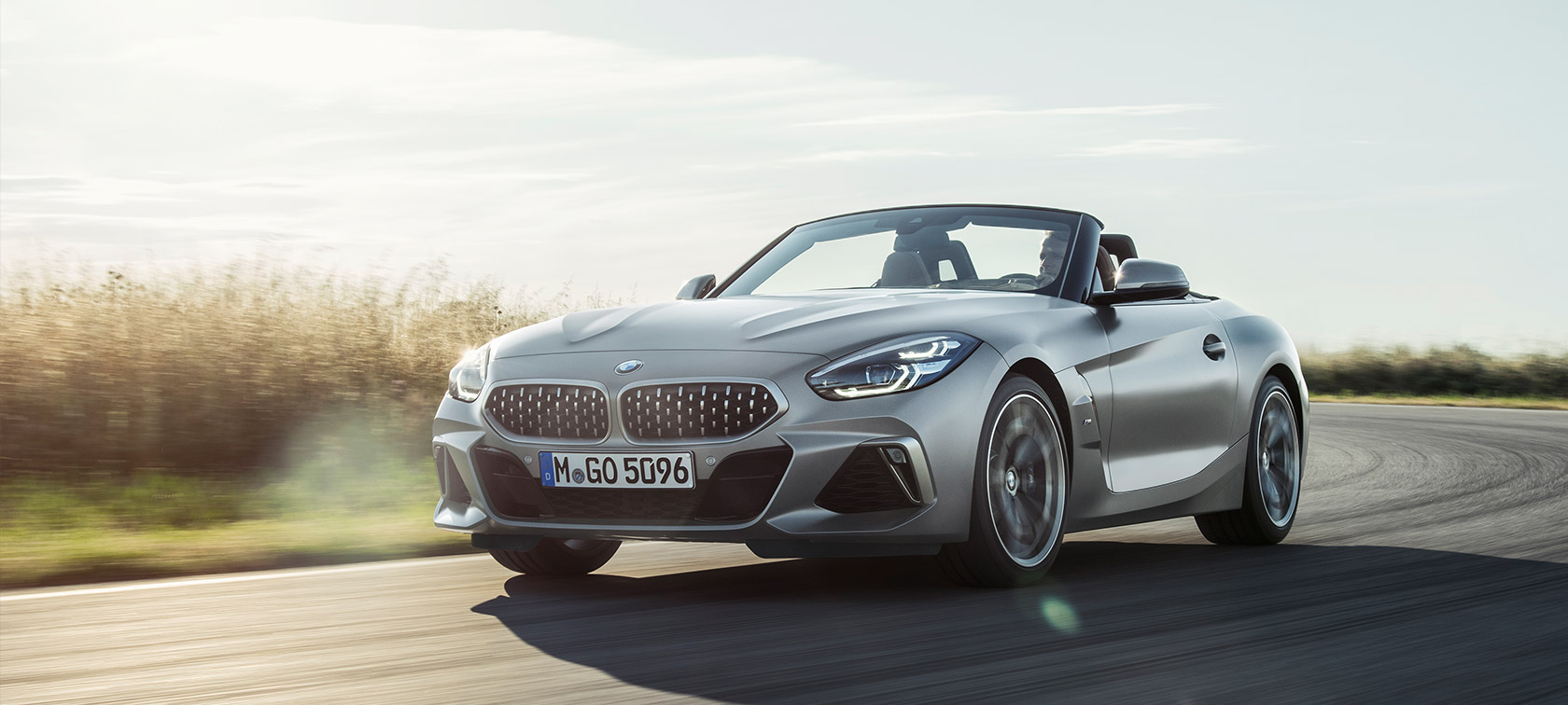 Vista anteriore a tre quarti della BMW Z4 M40i Roadster G29 BMW Z4 M40i Roadster G29 2019 Cabrio BMW Individual Frozen Grey metallizzato in movimento vista anteriore a tre quarti G29